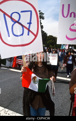 Tausende von Hispanic Amerikaner marschieren anspruchsvolle Verfahren der vereinfachten Staatsbürgerschaft 12. Oktober 1996 in Washington, DC Stockfoto