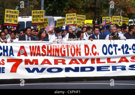 Tausende von Hispanic Amerikaner marschieren anspruchsvolle Verfahren der vereinfachten Staatsbürgerschaft 12. Oktober 1996 in Washington, DC Stockfoto