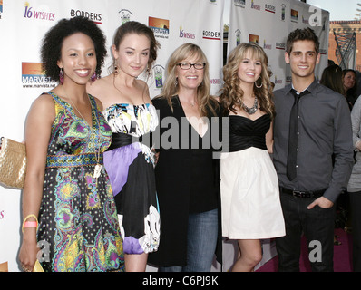 Karissa Tynes, Anna Mae Routledge, Debby Ryan und Jean-Luc Bilodeau Disney Channel Premiere 16 Wünsche bei Harmony Gold Stockfoto