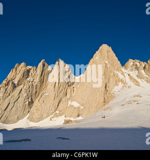 Ostflanke des Mount Whitney, gesehen vom Eisberg See bei 12.600 Fuß (3850m), die Berge der Sierra Nevada, California Stockfoto