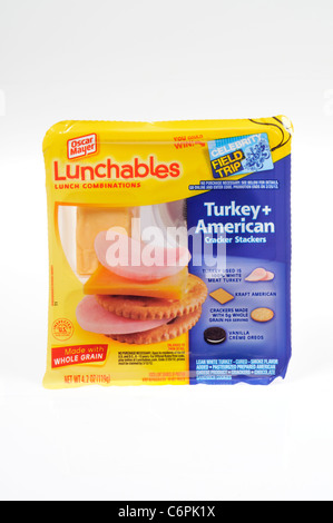 Paket von Oscar Mayer Türkei und amerikanischer Käse mit Cracker Lunchables auf weißem Hintergrund, Ausschnitt. USA Stockfoto