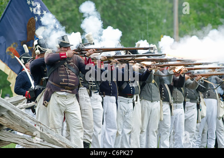 Amerikanische Soldaten feuern auf die britischen Soldaten stationiert in Fort Erie an der jährlichen Belagerung von Fort Erie Krieg von 1812 Reenactment. Stockfoto