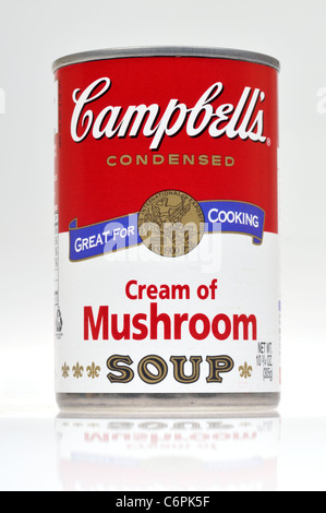 Single Dose Campbells Creme der Pilzsuppe auf weißem Hintergrund ausschneiden. Stockfoto