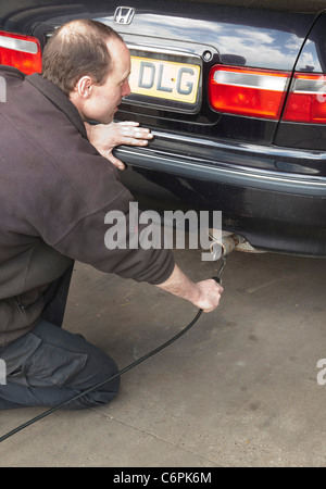 Abgastest Auspuff, während eine TÜV-Prüfung für einen Mietwagen in UK Stockfoto