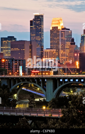 Minneapolis-Skyline bei Nacht von Osten aus gesehen. Stockfoto