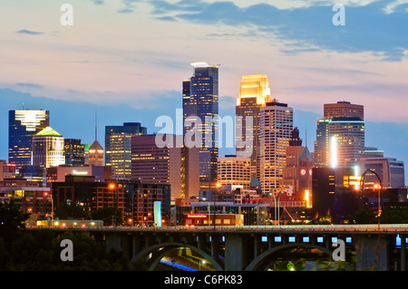 Minneapolis-Skyline bei Nacht von Osten aus gesehen. Stockfoto