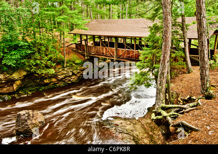 Der Amnicon-Fluss fließt unter einer überdachten Brücke bei Amnicon Falls State Park in der Nähe von Superior Wisconsin. Stockfoto