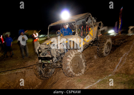 Modifizierten Land Rover Challenge Fahrzeug im Wettbewerb in der Nacht in Manby Stockfoto