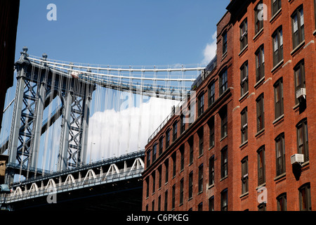 Manhattan Bridge und die Skyline von Manhatan gesehen aus den DUMBO Nachbarschaft Brooklyn, NY, USA Stockfoto