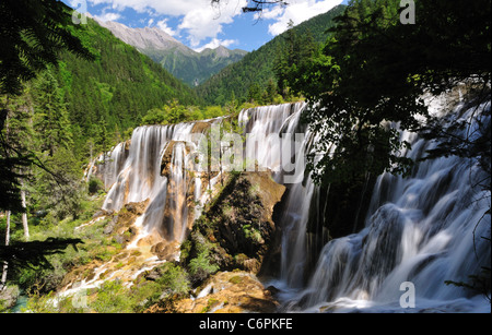 Die Pearl Shoal Falls in Jiuzhaigou Nature Reserve, ein UNESCO-Weltkulturerbe. Sichuan, China. Stockfoto