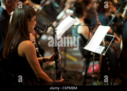 Musiker spielen Bassklarinette in klassisches Konzert. Stockfoto