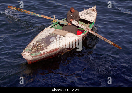 Ägyptischer Unternehmer vor Ort Zeilen über den Nil Stockfoto