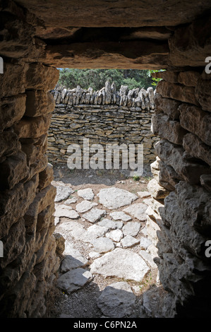 Alte Hütte gemacht aus Steinen in der Bories Dorf in der Nähe von Gordes in Region Provence, Frankreich Stockfoto