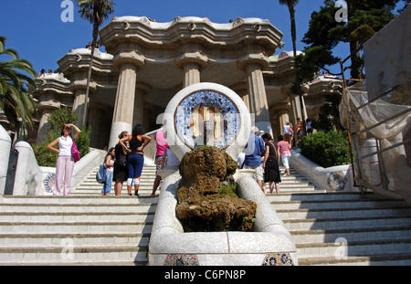 Brunnen mit dem Raum der hundert Spalten nach hinten, Park Güell, Barcelona, Katalonien, Spanien, Westeuropa. Stockfoto