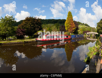 Roten Lastkahn auf The Rochdale Kanal an Hebden Bridge. Stockfoto