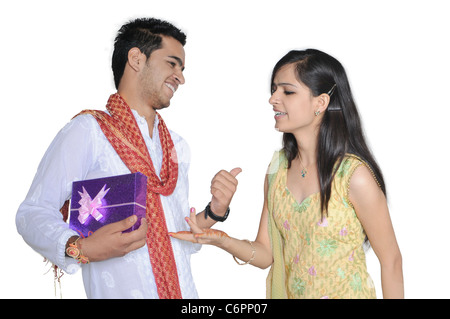 Raksha feiern in Indien; Bruder ist seine Schwester, necken, der um ihr Rakhi Geschenk bittet. Stockfoto