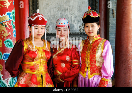 Mongolische Frauen in traditioneller Kleidung, Choijin Lama Tempel Museum, Ulaanbaatar, Mongolei. Kreditrahmen: © Kraig Lieb Stockfoto