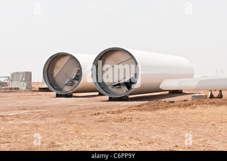 Komponenten einer Windkraftanlage mit horizontaler Achse werden auf einer Baustelle in der Nähe von Amarillo, Texas montiert. Stockfoto
