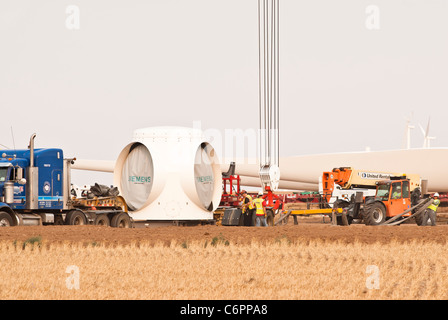 Komponenten einer Windkraftanlage mit horizontaler Achse werden auf einem Turm in einer Baustelle in der Nähe von Amarillo, Texas montiert. Stockfoto