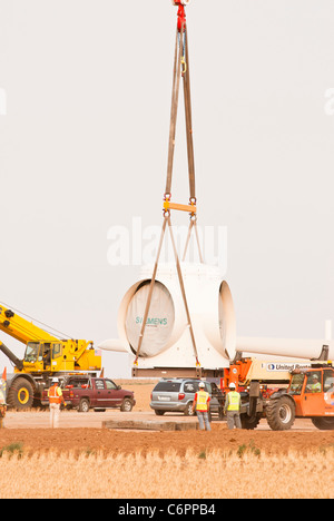 Komponenten einer Windkraftanlage mit horizontaler Achse werden auf einem Turm in einer Baustelle in der Nähe von Amarillo, Texas montiert. Stockfoto