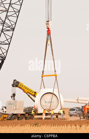 Komponenten einer Windkraftanlage mit horizontaler Achse werden auf einem Turm in einer Baustelle in der Nähe von Amarillo, Texas montiert. Stockfoto