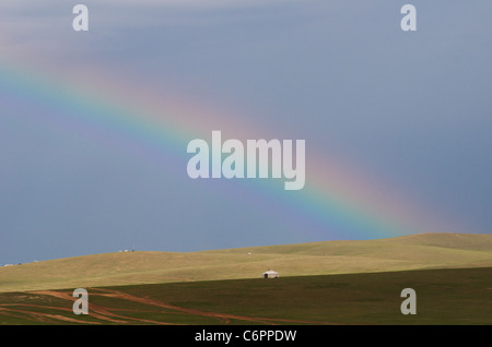 spektakuläre Regenbogen über Jurte (Ger), Mongolei. Kreditrahmen: © Kraig Lieb Stockfoto