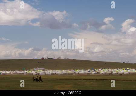 Yert Stadt & 3 Fahrer, Naadam-fest, Khui Doloon Khudag (Pferderennen Boden), Ulaanbaatar, Mongolei. © Kraig Lieb Stockfoto