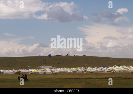 Jurte (Ger) Stadt & 3 Fahrer Naadam Festival Khui Doloon Khudag (Pferd Rennen Boden) Ulaanbaatar, Mongolei. © Kraig Lieb Stockfoto