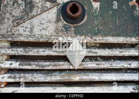 Renault Goelette van im Dorf Garage Chaource in Champagne-Ardenne, Frankreich rosten. Stockfoto