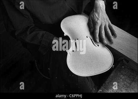 Ein geigenbauer Arbeiten an der Oberseite des Instruments in seiner Werkstatt Fichte. Stockfoto