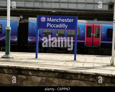 Schild am Bahnhof Manchester Piccadilly station UK Stockfoto