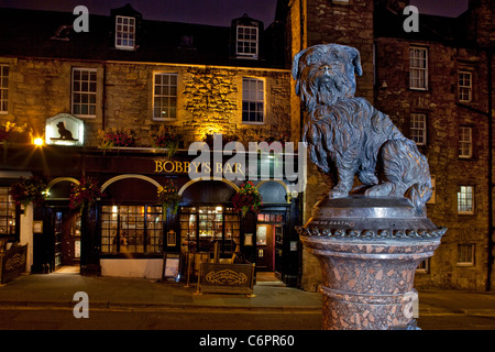 Berühmte treu Greyfrairs Bobby Hund Statue und eine Bar in der Nacht, Edinburgh, Schottland Stockfoto