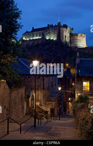 Edinburgh Castle bei Nacht gesehen von Heriot Place, Edinburgh, Schottland. Stockfoto