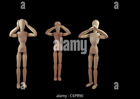 Hören Sie nichts Böses sehen sprechen. Drei hölzerne Mannequins isoliert auf schwarz mit Händen über Ohren, Augen und Mund gezeigt Stockfoto