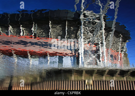 Das Millennium Stadion Cardiff, wie Sie sich in den Gewässern des Flusses Taff Stockfoto