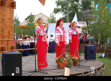 : Unbestimmte ukrainischen Folkloregruppe in traditioneller Kleidung auf der Bühne während der berühmten nationalen Sorochinskiy Messe durchführen Stockfoto