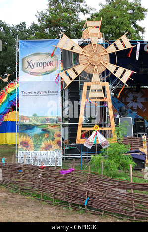 Dekoration der Hauptbühne mit Anzeige der lokalen Gorilka (Wodka) Marke am berühmten nationalen Sorochintsi Messe Stockfoto