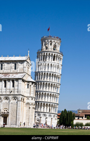 Kathedrale von Str. Mary der Annahme (Santa Maria Assunta) und den berühmten Schiefen Turm (Campanile) in Pisa Italien Stockfoto