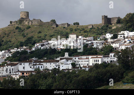 [Pueblo Blanco] [Jimena De La Frontera], Andalusien, Spanien, mit seinen weißen gemalt, Gebäude und das Schloss oben Stockfoto