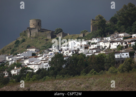 [Pueblo Blanco] [Jimena De La Frontera], Andalusien, Spanien, mit seinen weißen gemalt, Gebäude und das Schloss oben Stockfoto