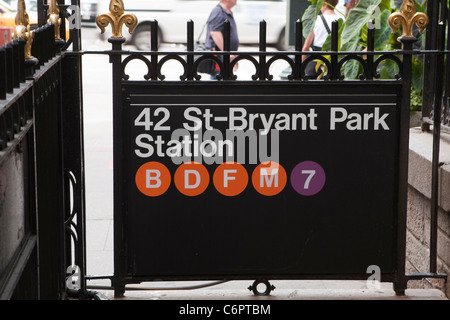 New York Subway 42 St Bryant Park-Station ist im New Yorker Stadtteil Manhattan, NY, Dienstag, 2. August 2011 abgebildet. Stockfoto