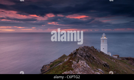 Morgendämmerung bricht über Start Point Lighthouse an der Küste von South Devon Stockfoto