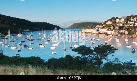 Salcombe betrachtet im frühen Morgenlicht aus Snapes Punkt. Stockfoto