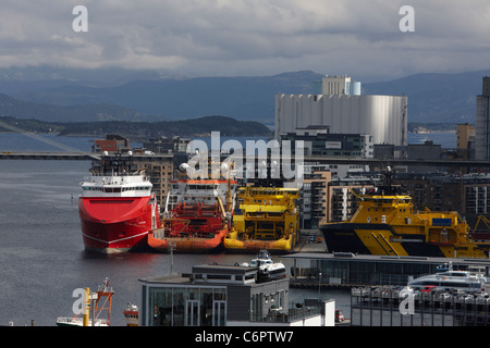 Anchor Handling und Offshore-Service-Schiffe, einschließlich KL Saltfjord und Njord Viking vertäut im Hafen von Stavanger, Norwegen. Stockfoto