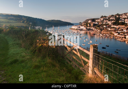 Salcombe betrachtet im frühen Morgenlicht aus Snapes Punkt. Stockfoto