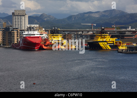 Anchor Handling und Offshore-Service-Schiffe, einschließlich KL Saltfjord und Njord Viking vertäut im Hafen von Stavanger, Norwegen. Stockfoto