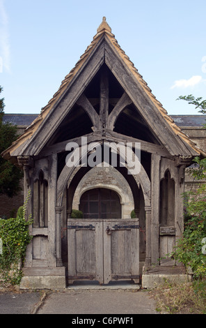 Hölzerne Veranda Eingang zum St. Michael und alle Engel Kirche Buckland Dinham Somerset Stockfoto