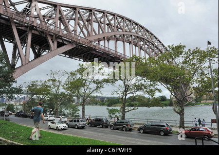 Die Hell Gate-Brücke in Astoria ist eine Eisenbahnbrücke über den East River zwischen Queens und Manhattan. Es stammt aus dem Jahr 1917. Stockfoto