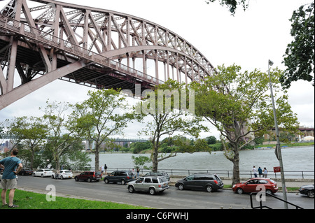 Die Hell Gate-Brücke in Astoria ist eine Eisenbahnbrücke über den East River zwischen Queens und Manhattan. Es stammt aus dem Jahr 1917. Stockfoto