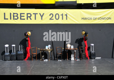 Liberty 2011 London Behinderung Kunstfestival Southbank voller Theater Company Strass Rollen Stockfoto